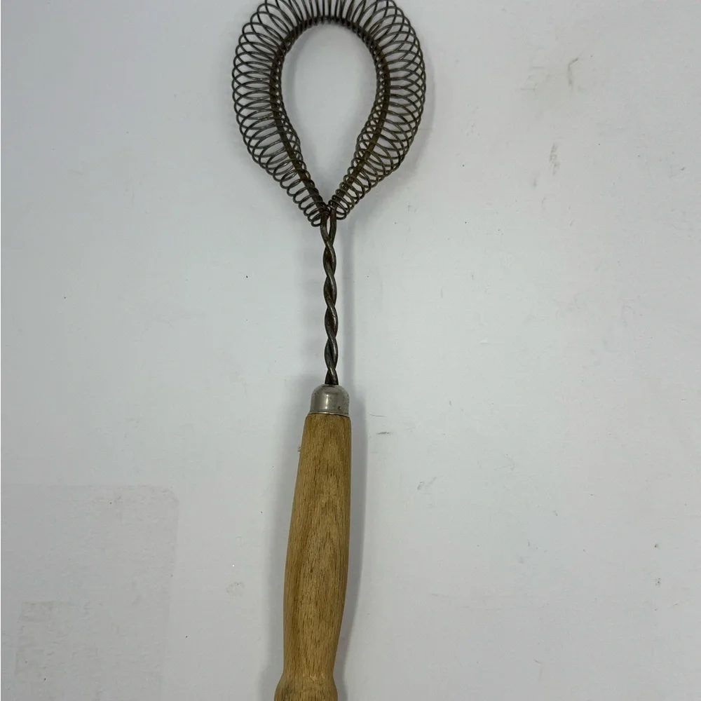 Vintage Metal Coil Spring Whisk Egg Beater Hand Held Wooden Handle Utensil D2